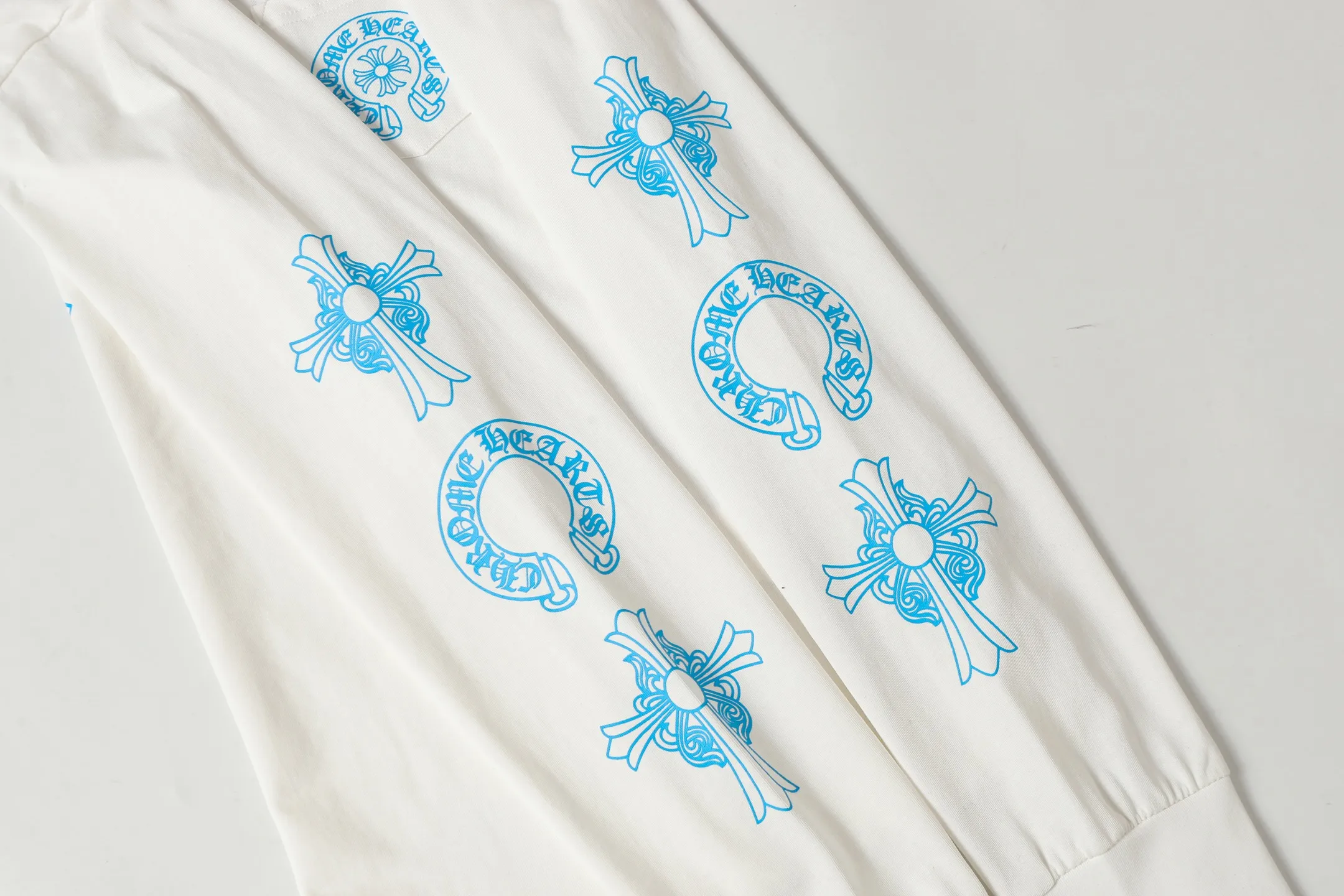P160 Cross-border model, please do not place an order if you pursue quality - Chrome Hearts/Chrome Heart Sanskrit Cross ✝️ printed popular long-sleeved T-shirt - High weight, high density and high quality. The wool is soft, delicate and skin-friendly. It feels soft and silky. It has excellent warmth and skin-friendly properties. - Customized weaving and dyeing, no color difference, no matter the fabric or workmanship details, beat the ordinary version on the market -Colour: black white -Size: S M L XL